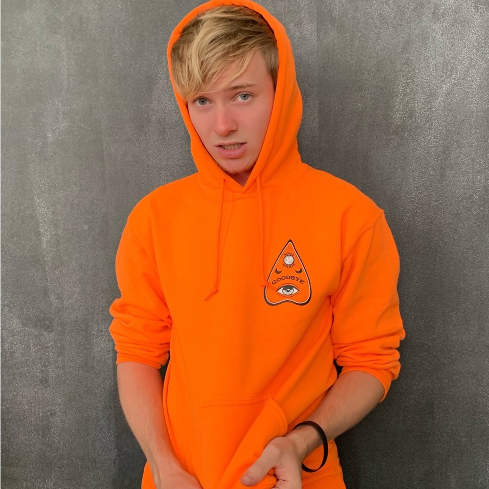 ISO: IF YOU HAVE THIS HOODIE IN A SIZE XL PLEASE MESSAGE ME!!